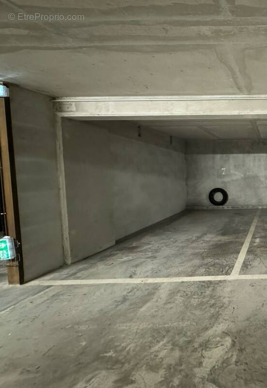 Parking à SAINT-LAURENT-DU-VAR