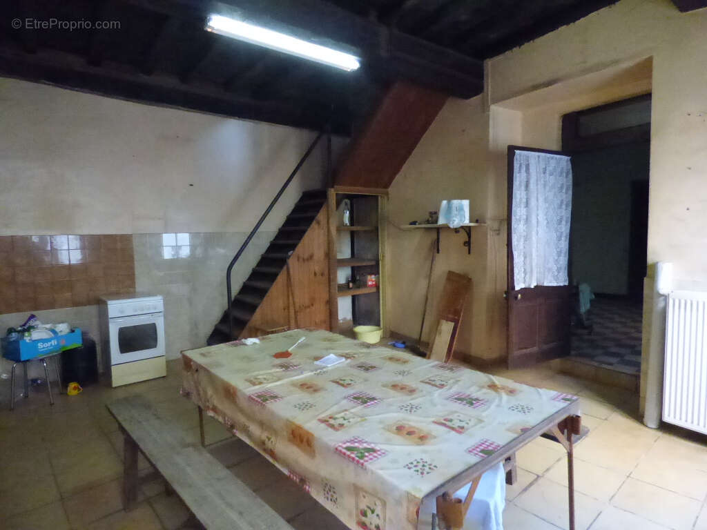 Saint trivier de courtes, centre village , maison a rénover avec dépendances - photo 4