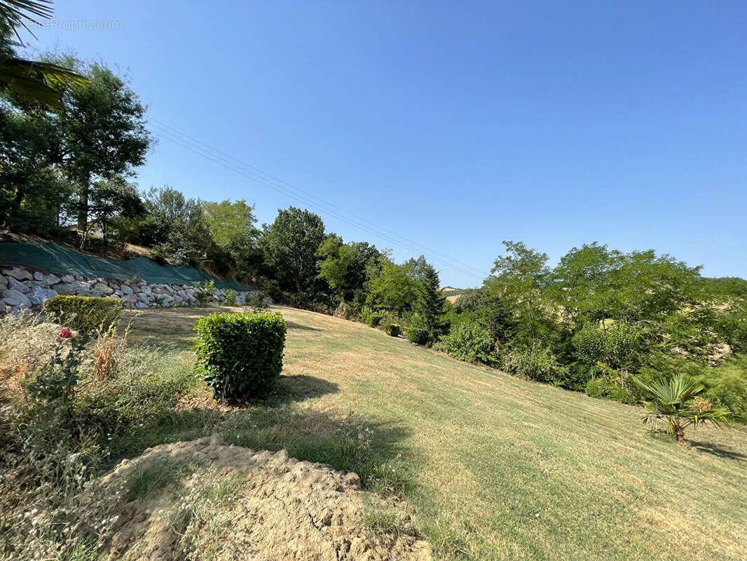 A MIREMONT, dans le centre du village, terrain de 1381 m² constructible. - photo 5