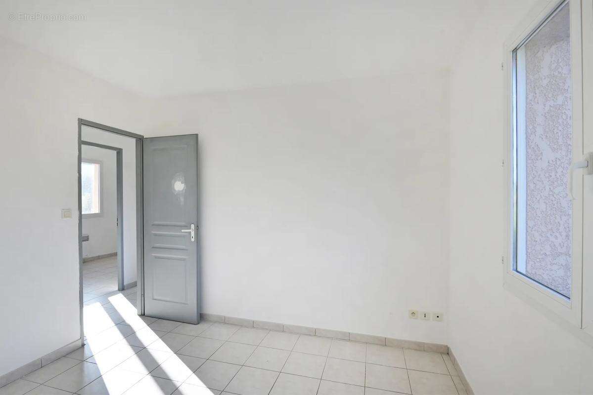 Maison à SAINT-JULIEN-LES-ROSIERS