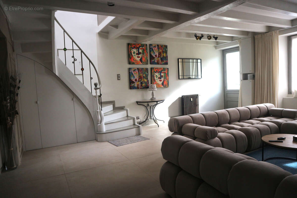 Demeure ancienne de 180 m2 avec son studio. renovee en 2022 sur un terrain clos de 300 m2 .au coeur de la roch - photo 12