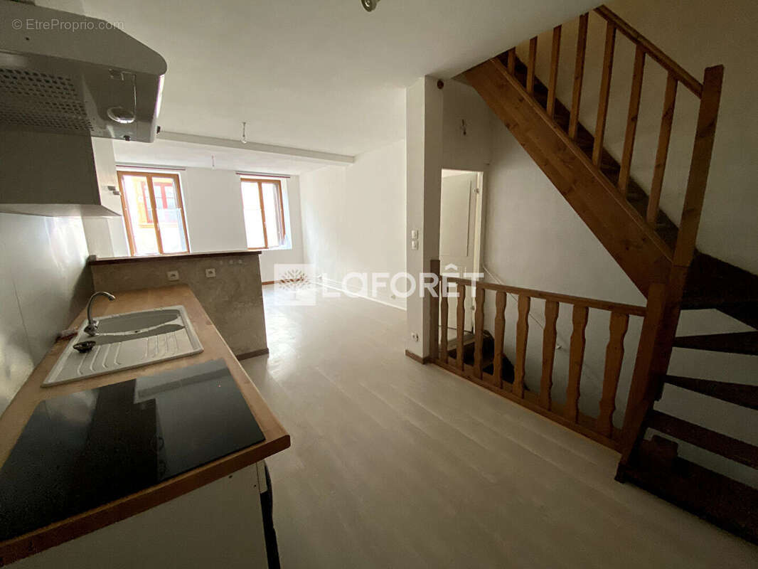 Immeuble 165 m² à Saint-Martin-d'Estréaux 2 lots avec locataire, 85 000 - photo 3