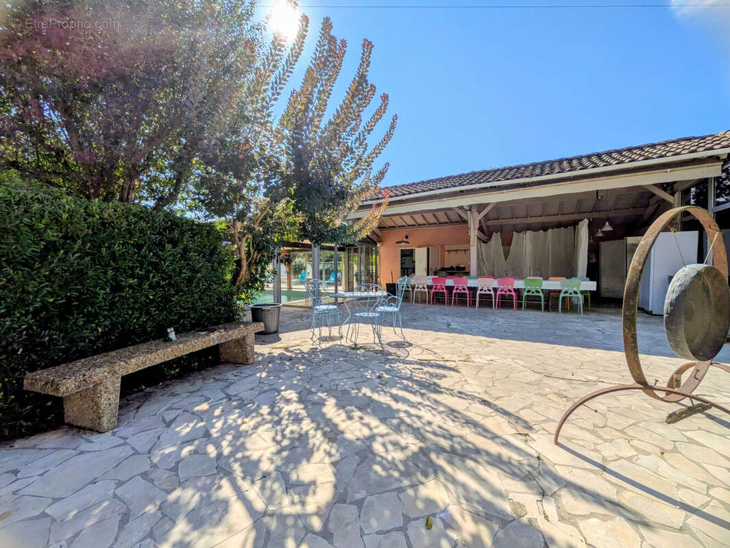 Cour Piscine cuisine été - Maison à MONTEGUT-ARROS