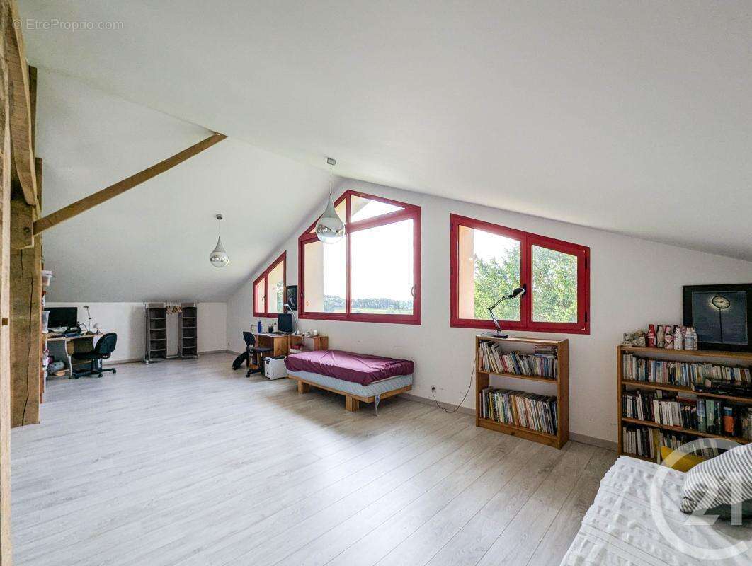 Maison à CHAILLAC-SUR-VIENNE