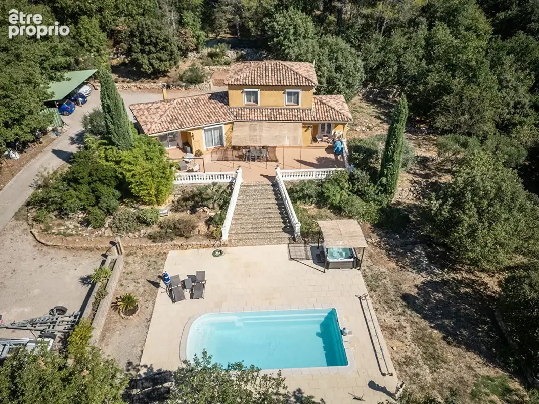 LA ROQUEBRUSSANNE : Maison 168m² sur 4090 m² de terrain avec piscine et nombreuses dépendances - photo 2
