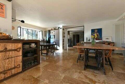 Maison 338 m² à Uzes  - photo 3