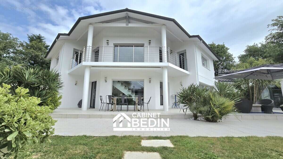 Maison 307 m² à Saint-Jean-D'illac  - photo 4