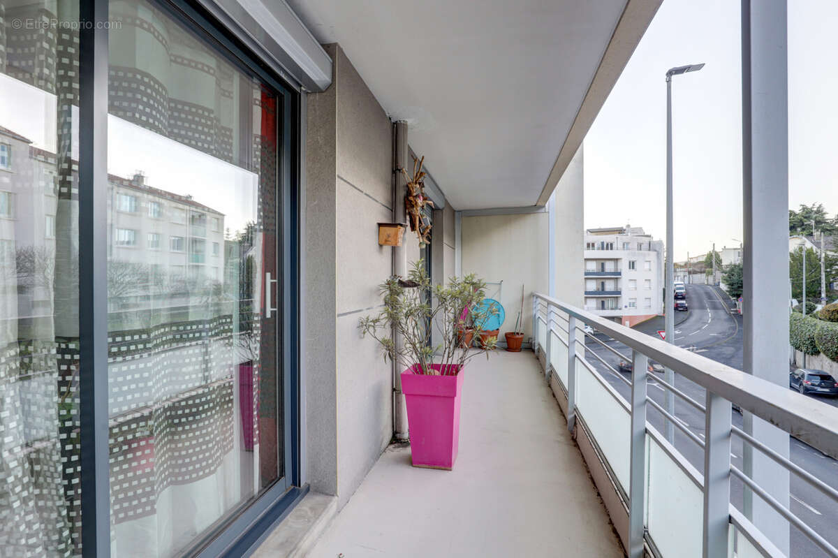 Beau T4 de 96 m2 balcon garage et parking EXCLUSIVITÉ - MONTJUZET - photo 5