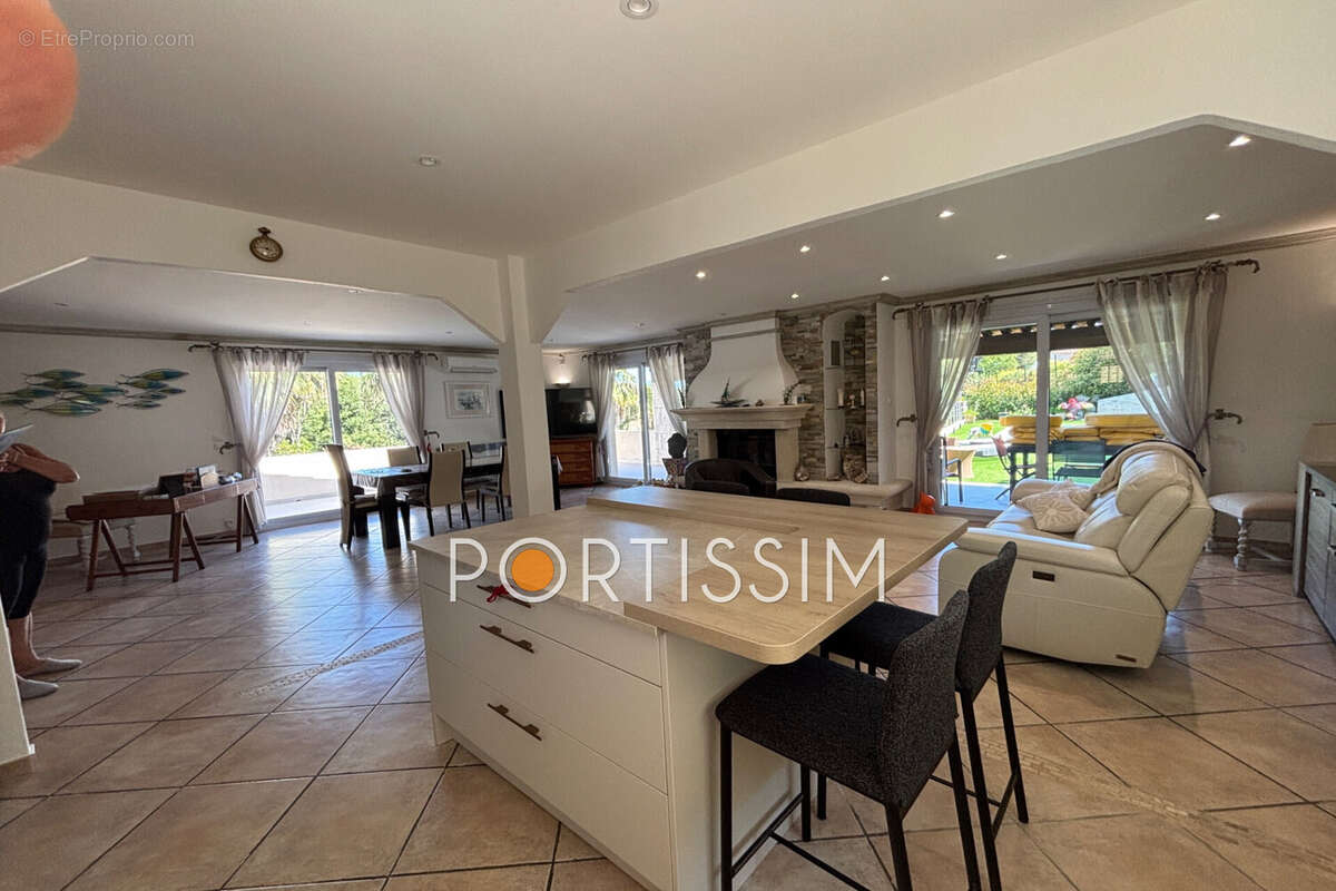 Maison 236 m² à Cagnes-Sur-Mer  - photo 3