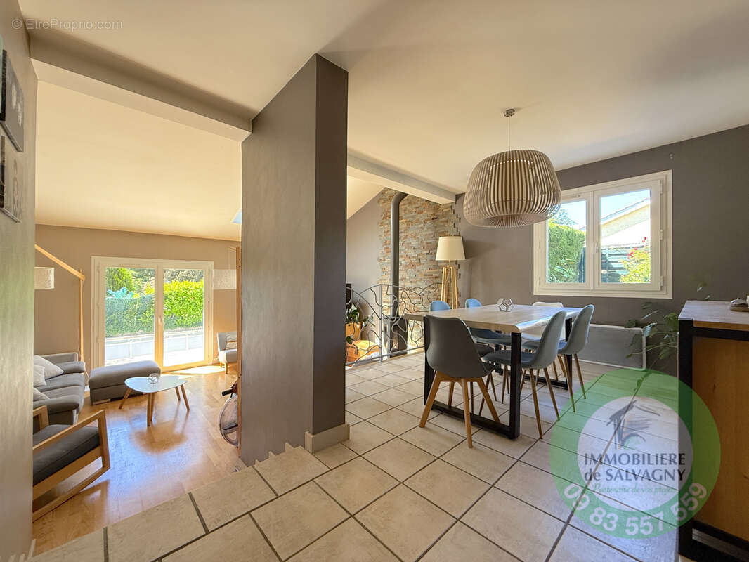 Maison à LA TOUR-DE-SALVAGNY