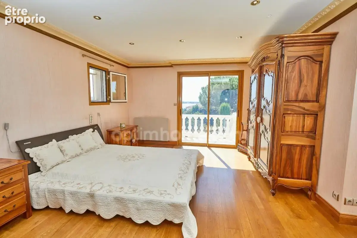 BOUZIGUES – Villa 250 m², vue étang, piscine à débordement, appartement indépendant - photo 11