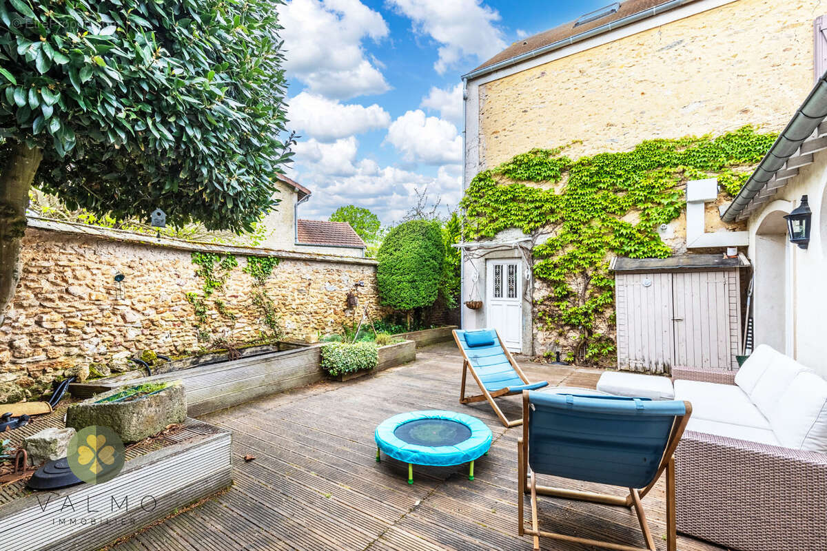 Maison à LA QUEUE-LES-YVELINES