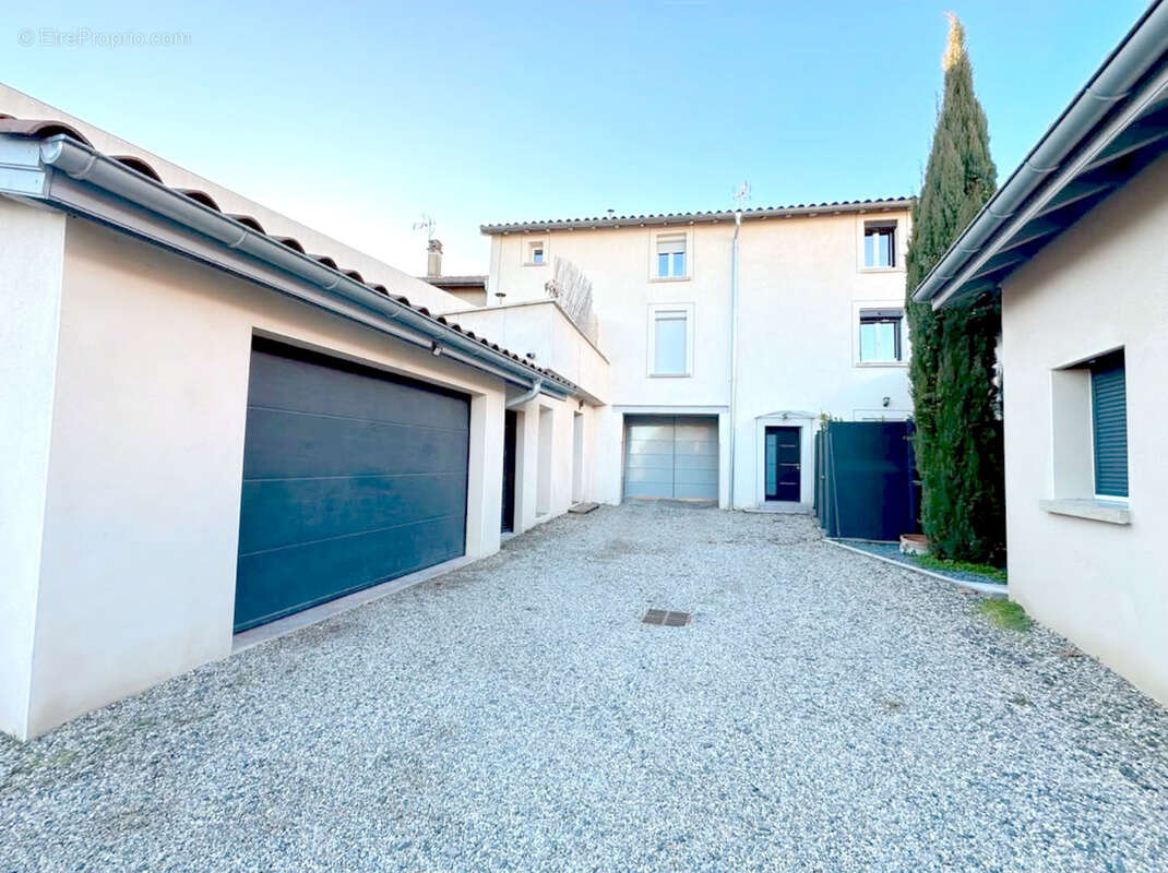 Appartement à GREZIEU-LA-VARENNE