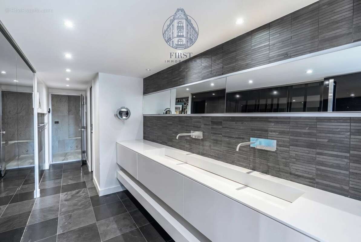 Appartement à PARIS-8E