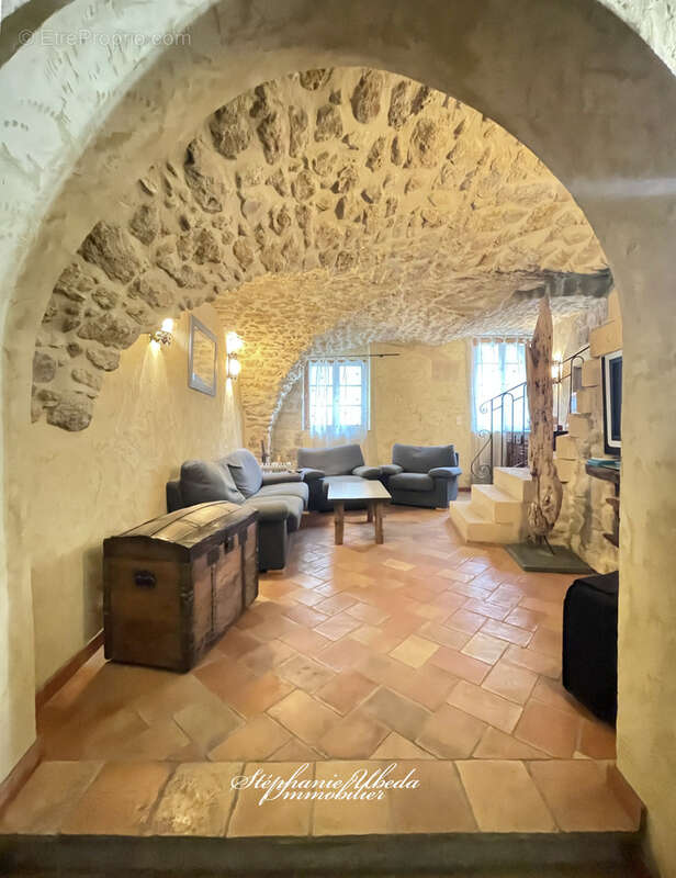 Splendide batisse du 16eme dans les remparts du vieux village - photo 8