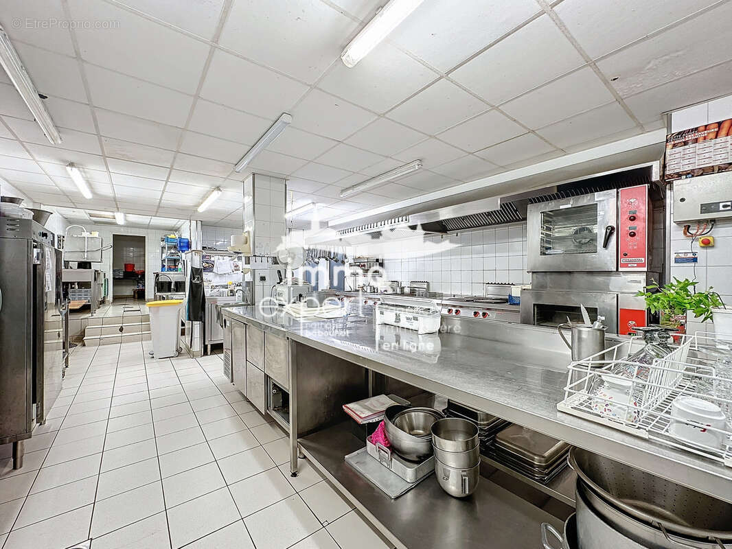 CHARMES   Murs commerciaux d'exception de 1 075 m2   Restaurant, Bar & Salle de Spectacle - photo 10
