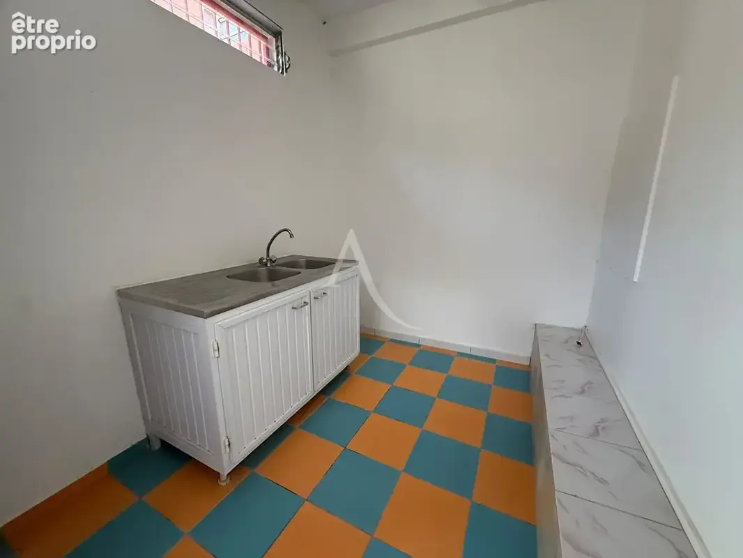 Affaire à saisir aux Abymes : Maison 2 niveaux autonomes à fort potentiel ! - photo 7