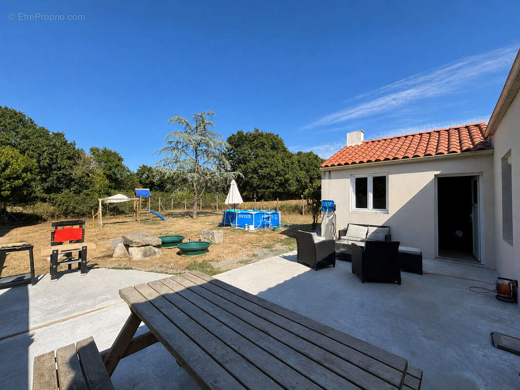 'Maison en pierre rénovée avec cheminée, jardin clos et terrasse   Au calme, entre le Lac du Jaunay et les pla - photo 7