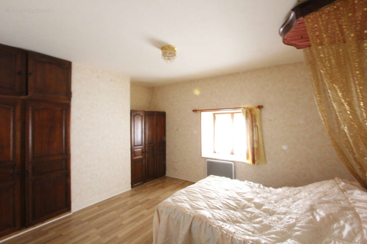 Maison à CHATEAUNEUF-VAL-DE-BARGIS