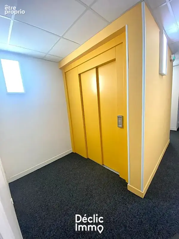Bureaux haut de gamme 71 m² + cave - hyper centre La Roche-sur-Yon  Parkings privés + ascenseur - photo 7