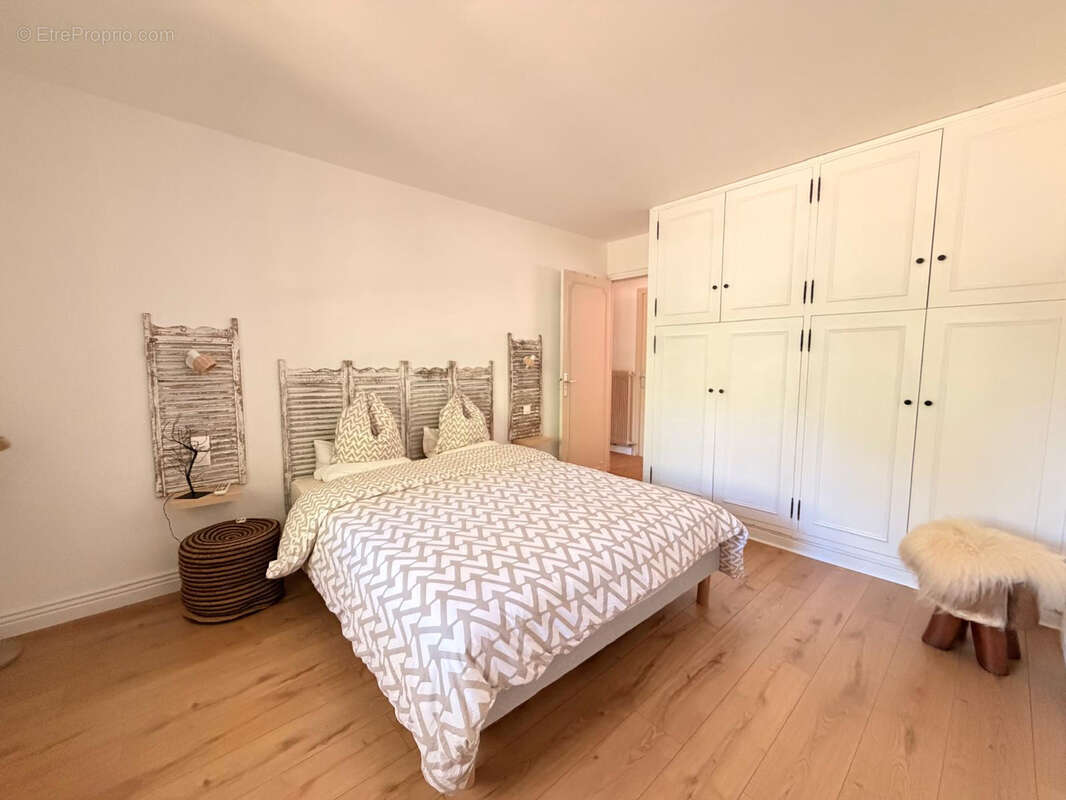 NIMES CAMPLANIER Superbe maison de plain pied,7 pièces de 250 m2 avec dépendance, jardin et piscine - photo 24