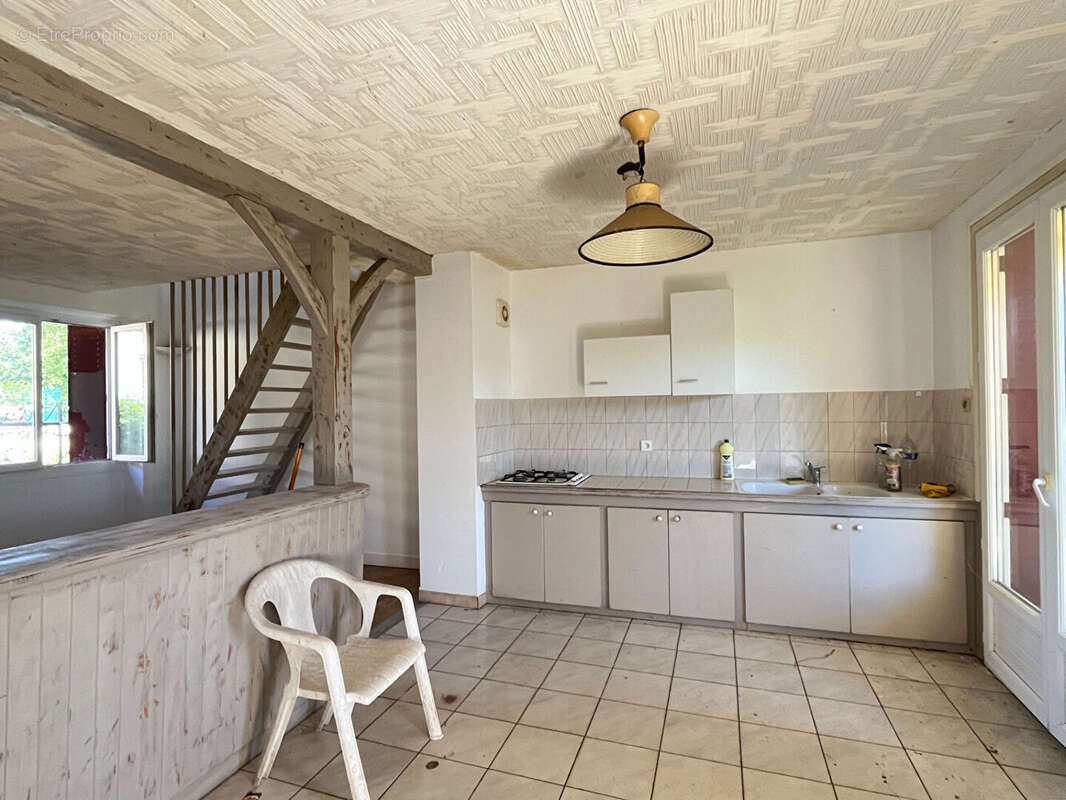 Maison à SAINT-PIERRE-DE-CHIGNAC