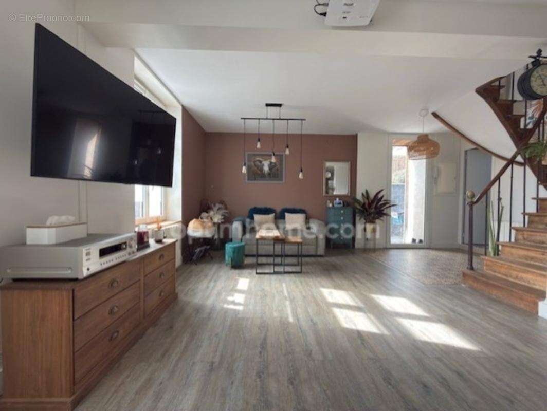 SAINT CYR SOUS DOURDAN. Maison de charme rénovée 120 m² – Suite parentale – Garage – Dépendances – Jardin 424 m² – Terrasse 35 m - photo 6