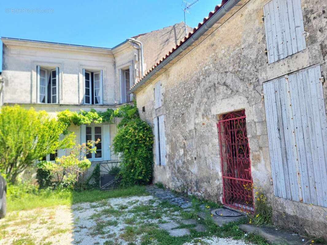 Maison à CHENAC-SAINT-SEURIN-D'UZET