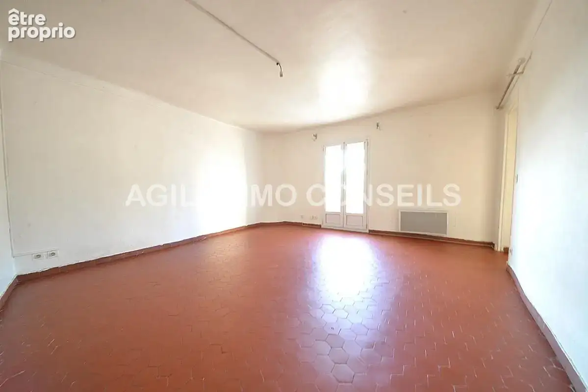 Appartement 2-3 pièces à rénover avec cave dans maison de villag - photo 3