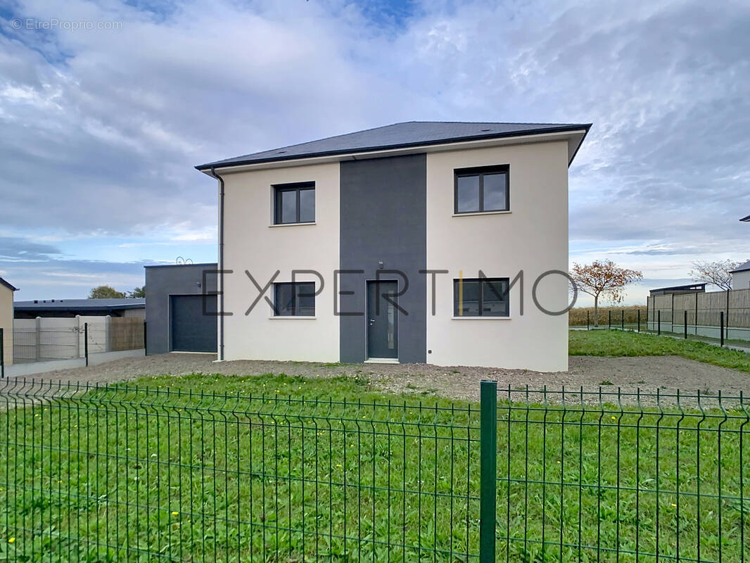 Maison à FONTAINE-ETOUPEFOUR