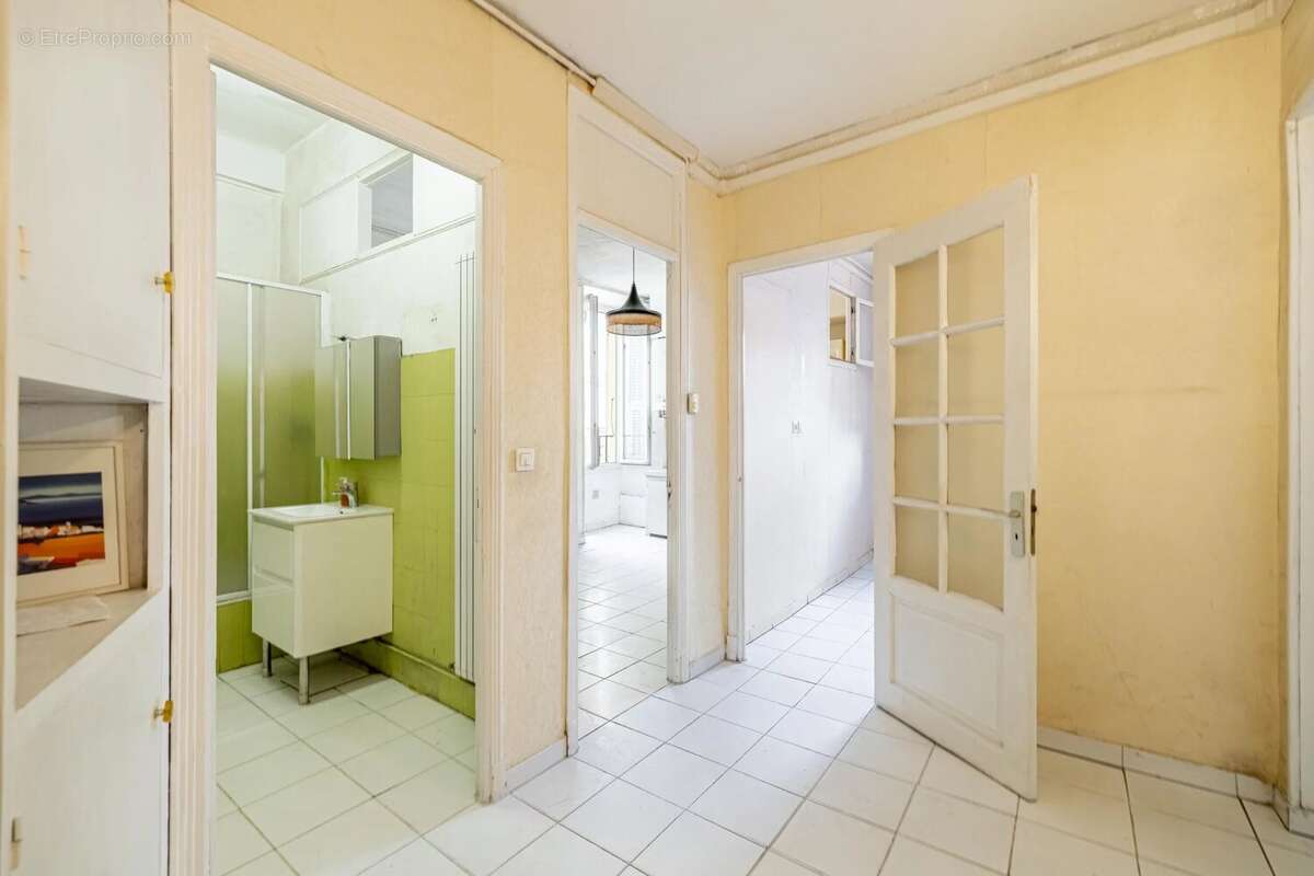 Nice - Le Port - Appartement 2 pièces à rénover, avec balcon - photo 7