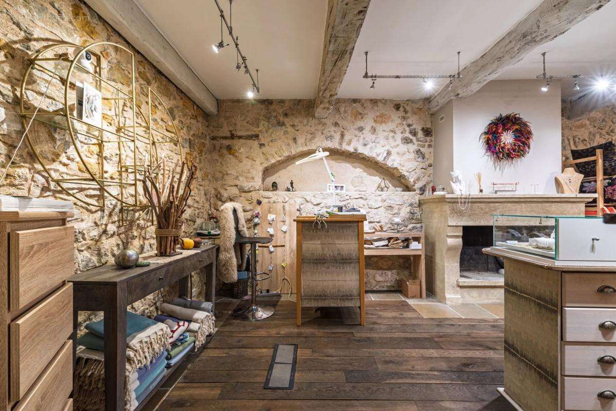 Commerce à VALBONNE