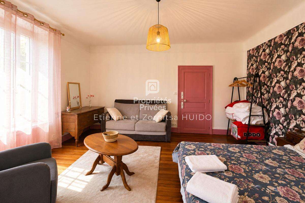 Maison de maître de 231 m² avec deux habitations Centre-ville de Vatan - photo 7