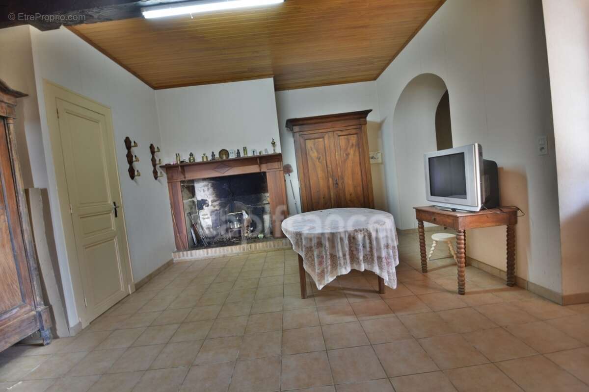 Corps de ferme surface habitable 300m2 - 6 chambres - dépendances - photo 17