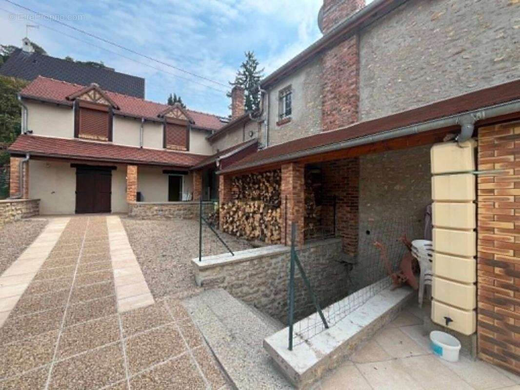Demeure de charme et de caractère sur un parc de plus de 2 060 m² ? Fort potentiel d'accueil et de rendement - photo 3