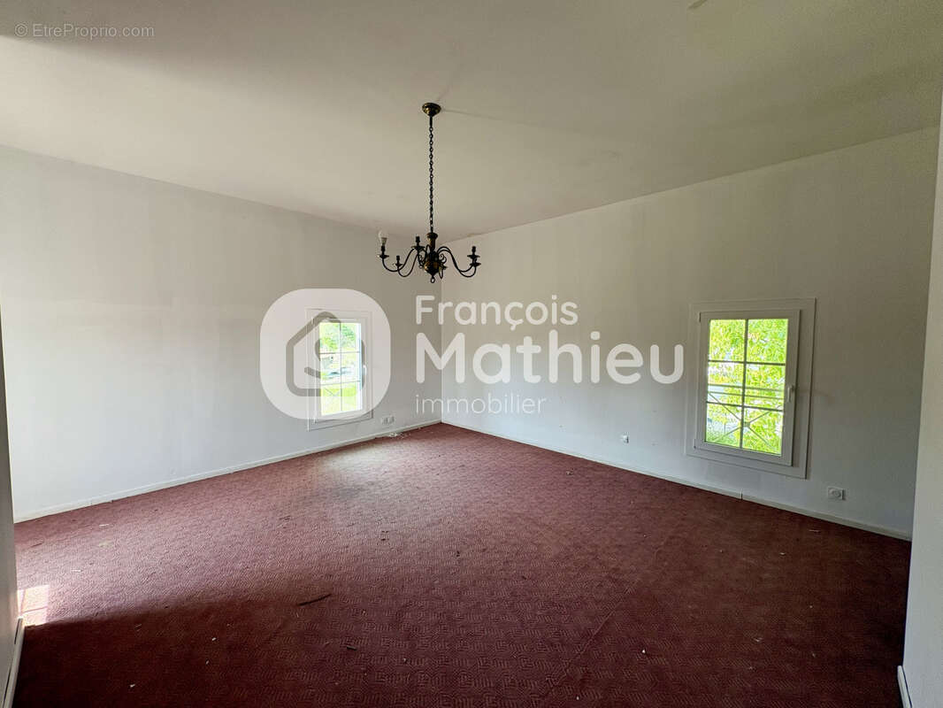 Chatillon-sur-Chalaronne - Maison d'environ 180 m2 habitable avec garage et terrain d'environ 1720 m2 - photo 14