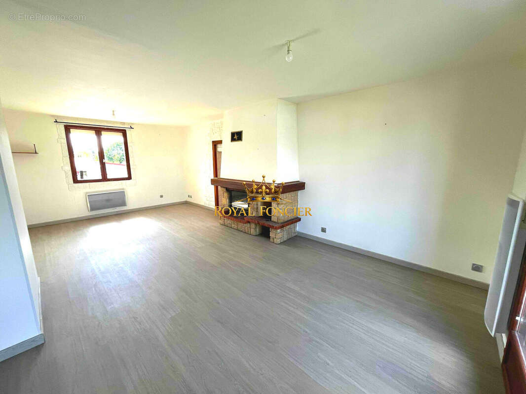 Séjour avec cheminé - Maison à INGRANDES