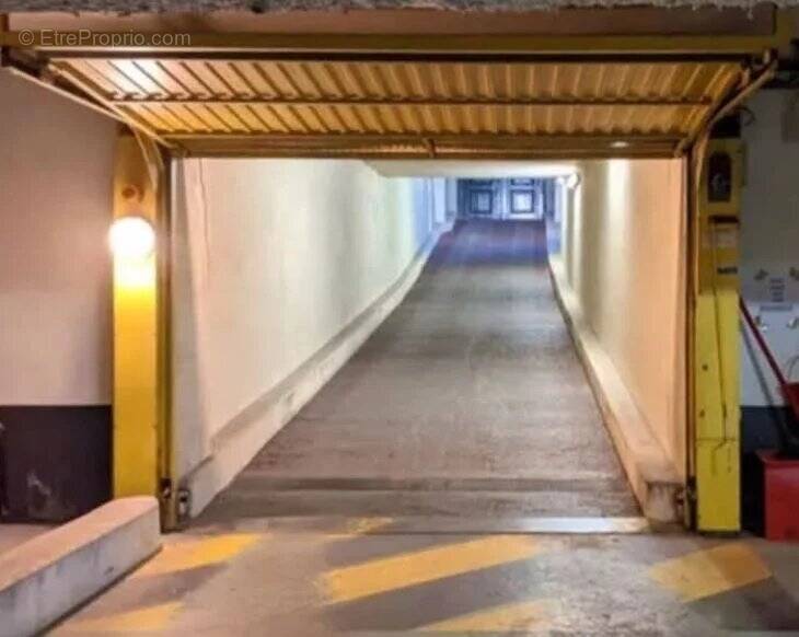 Parking à PARIS-9E