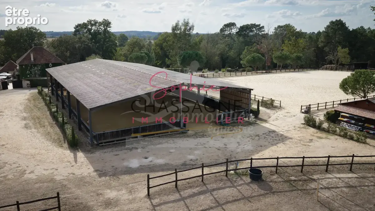 Propriété équestre sur plus de 21 hectares   Trois logements, installations complètes et matériel vendu avec - photo 2