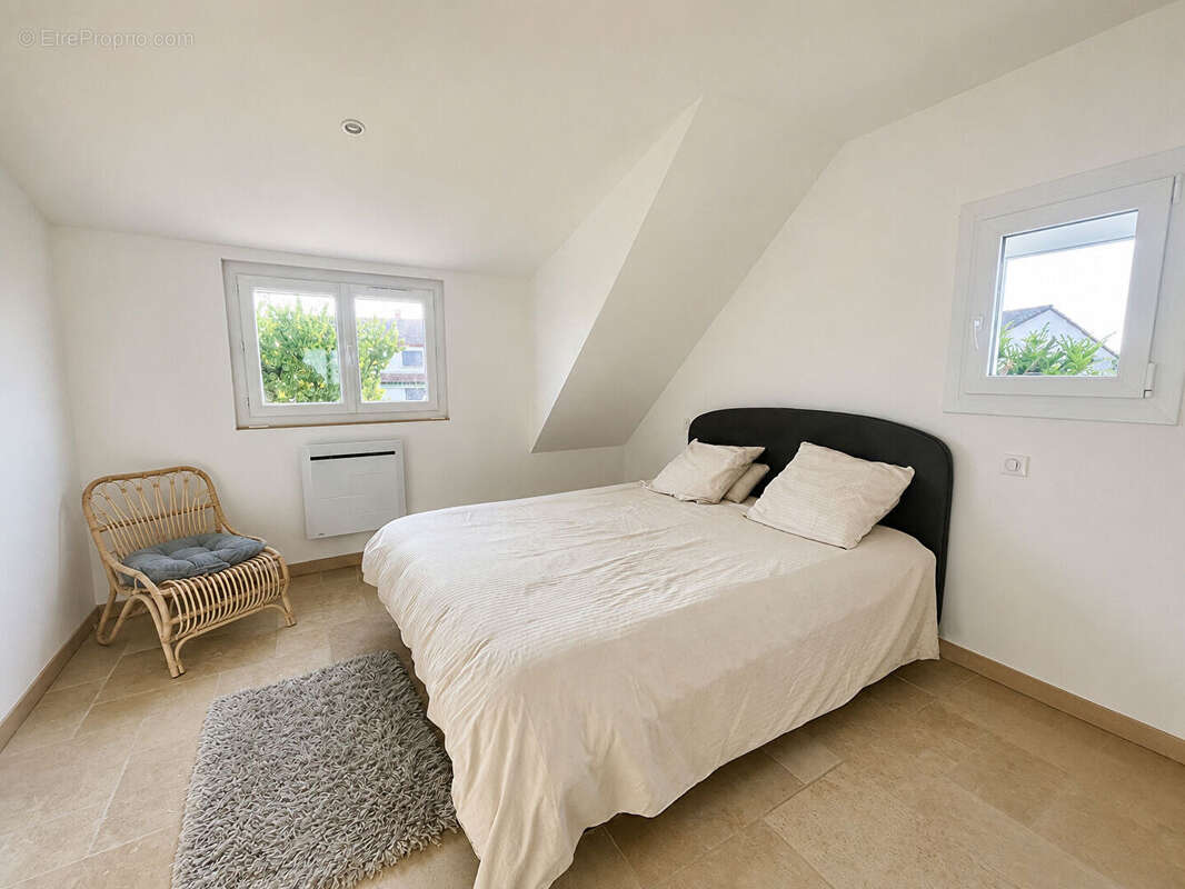 Maison familiale au Coteau de 130 m² avec 4 chambres, bureau, piscine au sel, terrain de 1200 m² et grand garage. - photo 6