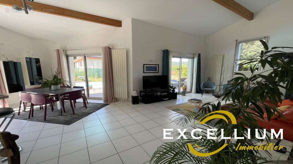 Maison à FONTAINES-SAINT-MARTIN