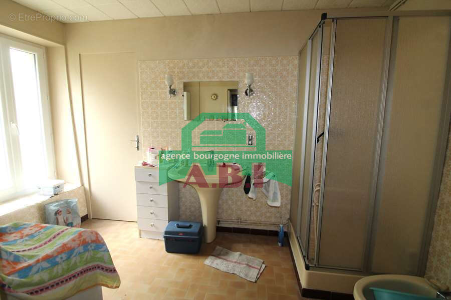 58, Varzy proche des commerces MAISON DE BOURG habitable à rafraîchir au goût du jour. - photo 8