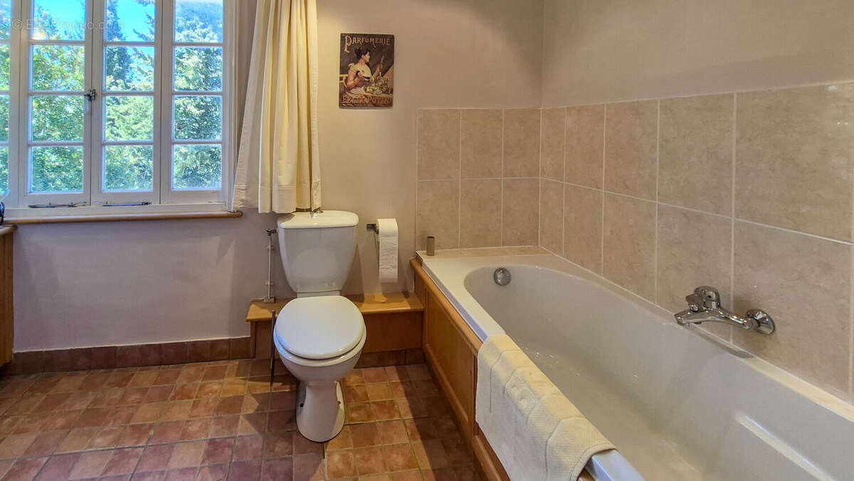 salle de bain - Maison à TREZIERS