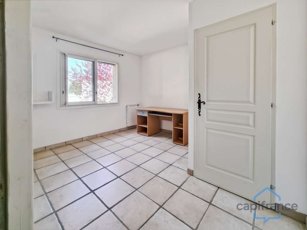 Maison de 212m² avec 6 pièces et une dépendance T2 - Terrain arboré de 800m² - Garage - Restinclières (34160) - photo 12