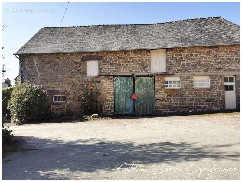 Maison à NEANT-SUR-YVEL