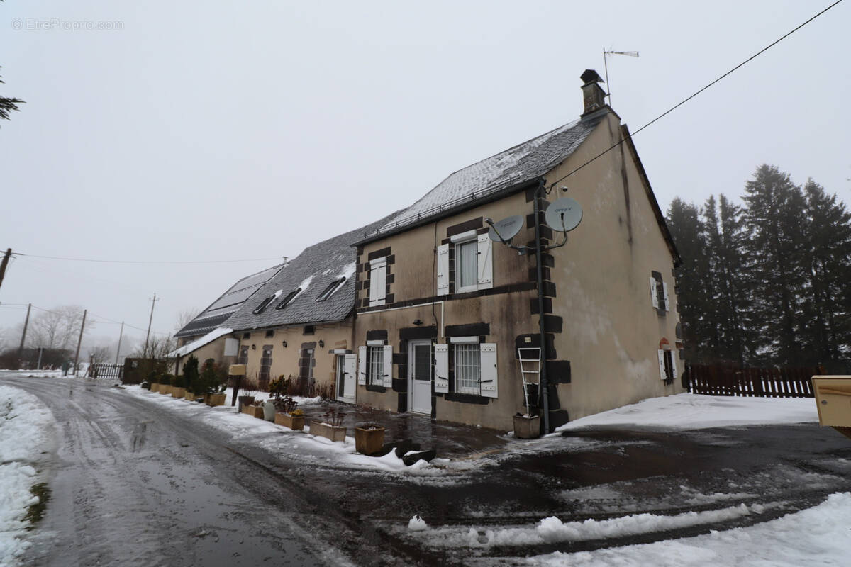 Maison à SAINT-SAUVES-D'AUVERGNE