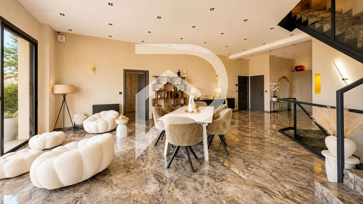 Propriété d'exception 410 m² sur parc paysagé de 4 124 m² - photo 2