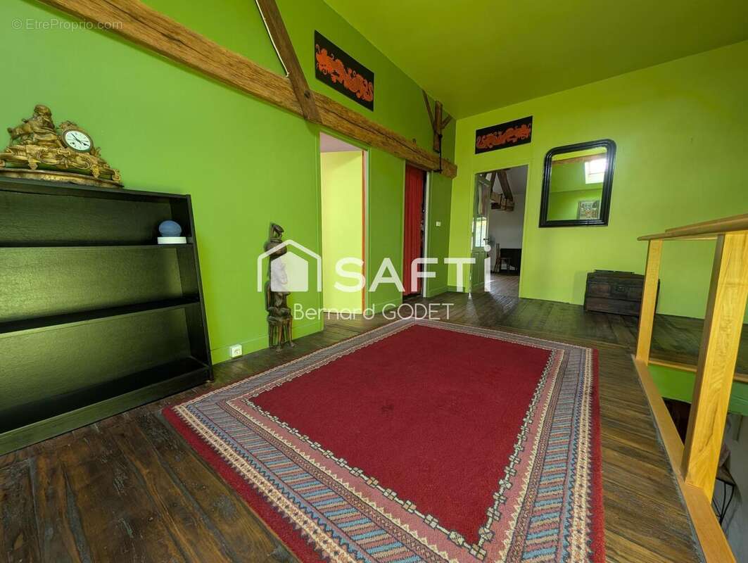 Maison 274 m² à La Chapelle-Pouilloux  - photo 7