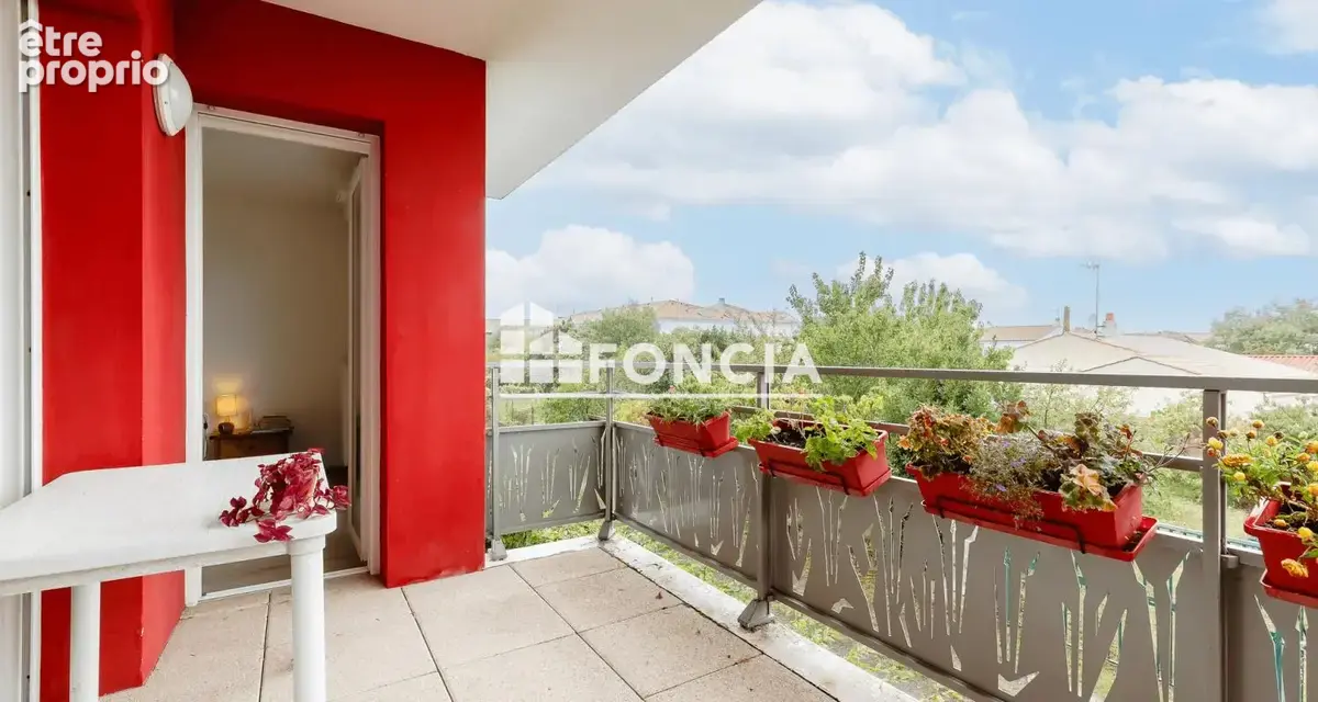 LES SABLES D'OLONNE - CENTRE-VILLE - Appartement T2 de 46m2 avec terrasse et parking couvert dans résidence de 2015 - photo 2