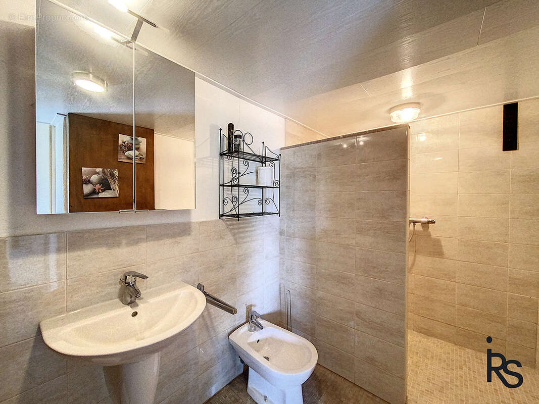 A 5 minutes d’un village avec tous les commerces, une maison de 106 m2 avec piscine et 965 m2 de terrain. - photo 19